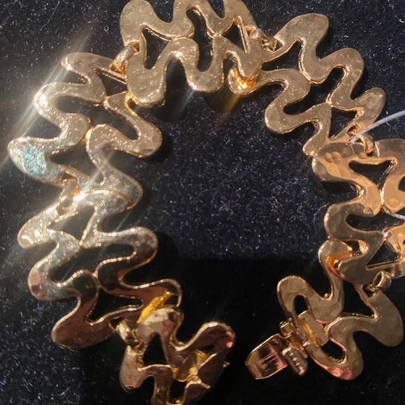 GOLD METAL BRACELET in abstract design. - Picture 3 of 4